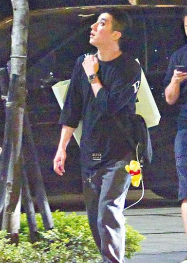 祖名拿着一袋戰利品,但亮點卻在其腰間吊着的公仔。台灣《蘋果新聞網》 祖名拿着一袋戰利品,但亮點卻在其腰間吊着的公仔。台灣《蘋果新聞網》
