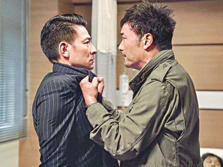 華仔(左)在新片中飾演前黑社會成員,與飾演緝毒總警司的苗僑偉有不少對手戲。華仔(左)早前應導演要求,用真刀拍攝一場斬古仔手指戲份。 華仔(左)在新片中飾演前黑社會成員,與飾演緝毒總警司的苗僑偉有不少對手戲。華仔(左)早前應導演要求,用真刀拍攝一場斬古仔手指戲份。