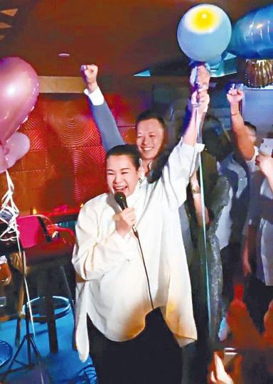 杏兒與老公李乘德拿起藍色氣球宣佈陀B仔,表情相當興奮。互聯網圖片 杏兒與老公李乘德拿起藍色氣球宣佈陀B仔,表情相當興奮。互聯網圖片