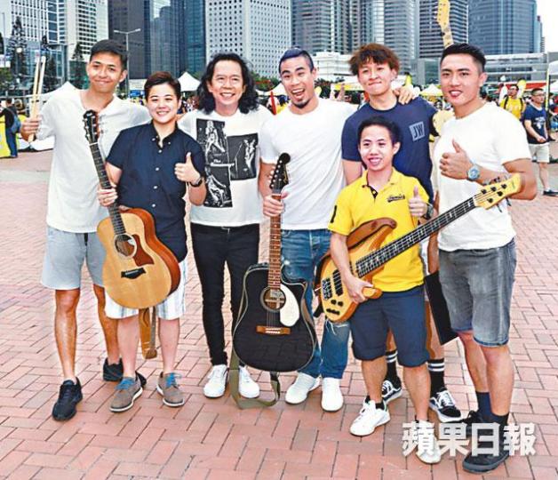 鄧健明(左三)與一班年輕運動員夾band,他笑說有代溝。 鄧健明(左三)與一班年輕運動員夾band,他笑說有代溝。