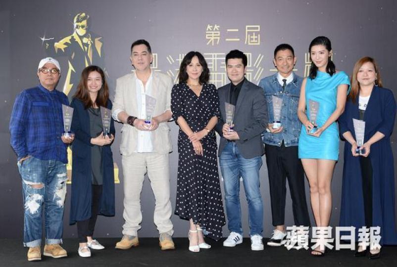 劉生突然讓位,輕輕拉了我到嘉玲姐旁邊,於是這個活動的最後大合照,就變成了巨星劉嘉玲與我這位新導演站中央,劉生與秋生站兩旁,之後再到兩旁的余香凝、陳小娟的照片了。 劉生突然讓位,輕輕拉了我到嘉玲姐旁邊,於是這個活動的最後大合照,就變成了巨星劉嘉玲與我這位新導演站中央,劉生與秋生站兩旁,之後再到兩旁的余香凝、陳小娟的照片了。