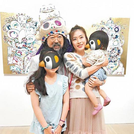 日本當代藝術家村上隆在港搞藝術展,甘比帶同兩女兒到場。互聯網圖片甘比昨日帶女兒探訪獨居老人及派糭。互聯網圖片村上隆的徒弟Mr.(右)為秀樺畫人像插畫。互聯網圖片大劉不時抽空陪子女,但今次參觀藝術展時未見同行。資料圖片 日本當代藝術家村上隆在港搞藝術展,甘比帶同兩女兒到場。互聯網圖片甘比昨日帶女兒探訪獨居老人及派糭。互聯網圖片村上隆的徒弟Mr.(右)為秀樺畫人像插畫。互聯網圖片大劉不時抽空陪子女,但今次參觀藝術展時未見同行。資料圖片