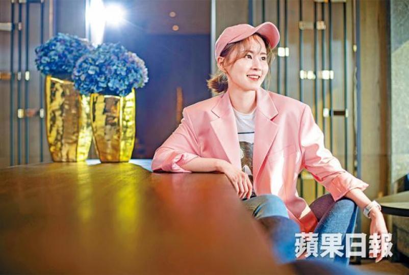 傅穎兩年前與拍拖兩年的蒙古男友分手:「如果因為偷食或者背叛,係好難做得番朋友㗎,我哋係好peace咁分開,所以做到。」《我會快樂的》是寫「傅走音」的心路歷程,今天傅穎再提起,沒事一樣。 資料圖片傅穎的北漂朋友圈,其中好友是海俊傑。互聯網圖片變臉、進化、膠等等字眼,幾乎每次都出現在傅穎的臉上,她說「聽到冇晒感覺」!資料圖片傅穎現在一半時間在北京、一半時間在香港,下半年計劃再出新歌,國語廣東歌都會唱。11年公開與羅仲謙戀情。如果時光可以倒流,傅穎說未必有guts再選擇公開。資料圖片Cookies九餅 傅穎兩年前與拍拖兩年的蒙古男友分手:「如果因為偷食或者背叛,係好難做得番朋友㗎,我哋係好peace咁分開,所以做到。」《我會快樂的》是寫「傅走音」的心路歷程,今天傅穎再提起,沒事一樣。 資料圖片傅穎的北漂朋友圈,其中好友是海俊傑。互聯網圖片變臉、進化、膠等等字眼,幾乎每次都出現在傅穎的臉上,她說「聽到冇晒感覺」!資料圖片傅穎現在一半時間在北京、一半時間在香港,下半年計劃再出新歌,國語廣東歌都會唱。11年公開與羅仲謙戀情。如果時光可以倒流,傅穎說未必有guts再選擇公開。資料圖片Cookies九餅