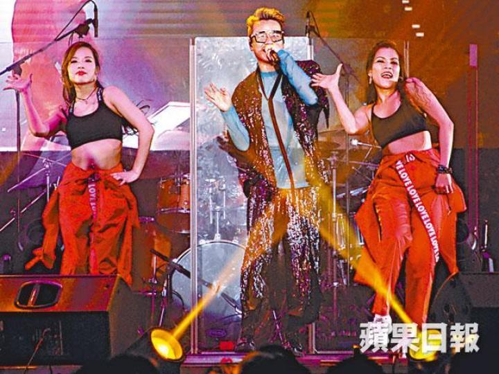 甫開場,漢洋就演出多首80年代的經典歌曲。 甫開場,漢洋就演出多首80年代的經典歌曲。