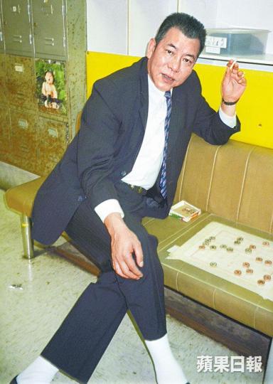 【1949-2019】李兆基昨日因肝癌擴散至肺部,經搶救後無效在伊利沙伯醫院病逝,終年69歲。李兆基去年曾中風,出院後與祥嫂和黃夏蕙茶聚時,要靠枴杖行動。今年3月李兆基與邱巧貞結婚,並由好友陳慎芝作見證。李兆基與吳志雄參演的《黑獄斷腸歌之砌生豬肉》,被視為經典。 【1949-2019】李兆基昨日因肝癌擴散至肺部,經搶救後無效在伊利沙伯醫院病逝,終年69歲。李兆基去年曾中風,出院後與祥嫂和黃夏蕙茶聚時,要靠枴杖行動。今年3月李兆基與邱巧貞結婚,並由好友陳慎芝作見證。李兆基與吳志雄參演的《黑獄斷腸歌之砌生豬肉》,被視為經典。