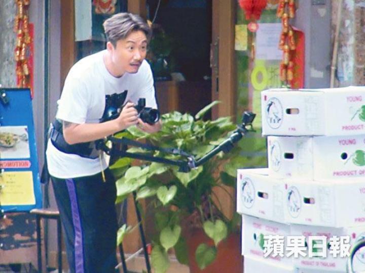 鄭中基在街上拍照時聚精會神,見到合適角度立即按下快門。鄭中基到潮州菜館內取景,對半開放式廚房感興趣。 鄭中基在街上拍照時聚精會神,見到合適角度立即按下快門。鄭中基到潮州菜館內取景,對半開放式廚房感興趣。