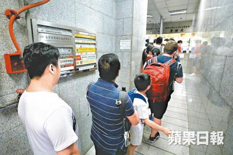 六四紀念館昨訪客眾多,樓下大排長龍。
六四紀念館昨訪客眾多,樓下大排長龍。