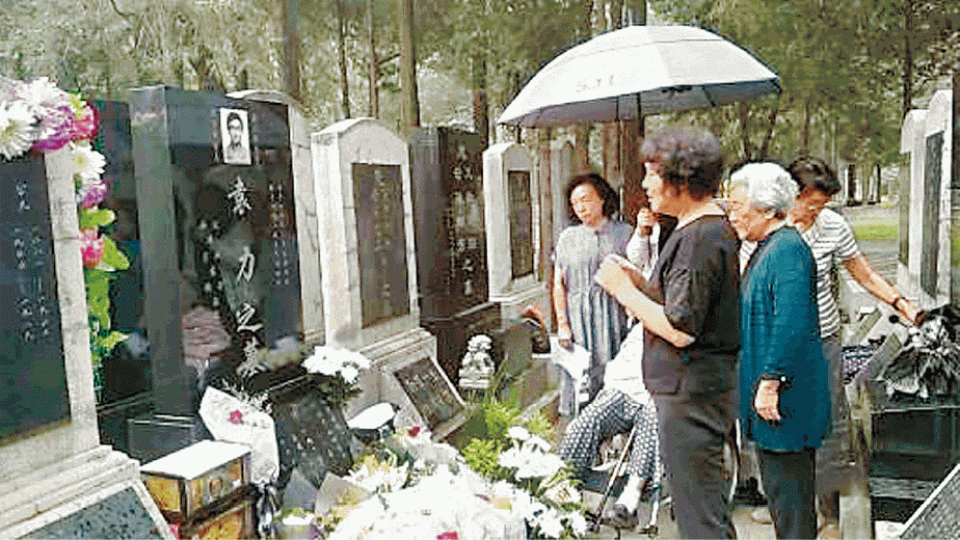 天安門母親昨在公安嚴密監視下往北京萬安公墓拜祭死難者。互聯網
天安門母親昨在公安嚴密監視下往北京萬安公墓拜祭死難者。互聯網