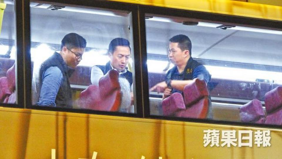 重案組探員在巴士上層調查。張培生攝
重案組探員在巴士上層調查。張培生攝
