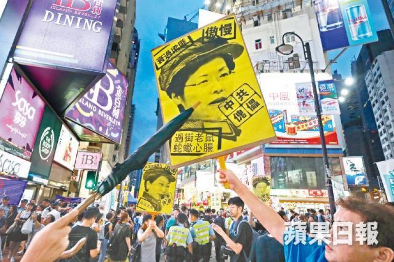 來自台灣的柏偉自費來港,在維園外擺街站宣傳反送中。
來自台灣的柏偉自費來港,在維園外擺街站宣傳反送中。