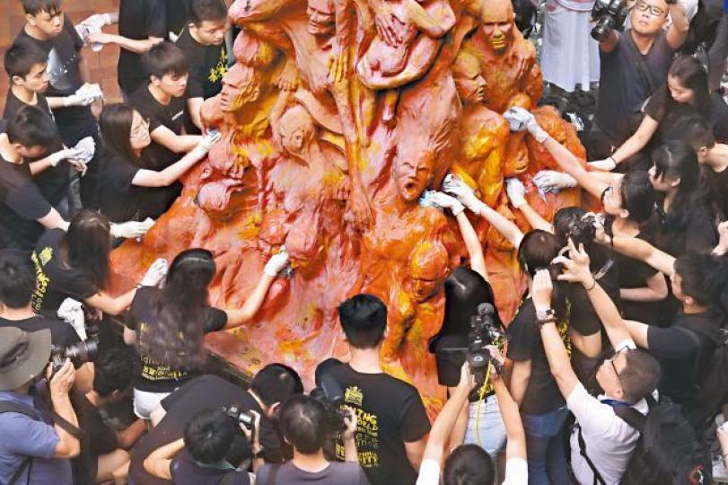 港大學生會昨按照傳統洗刷國殤之柱。美聯社
港大學生會昨按照傳統洗刷國殤之柱。美聯社