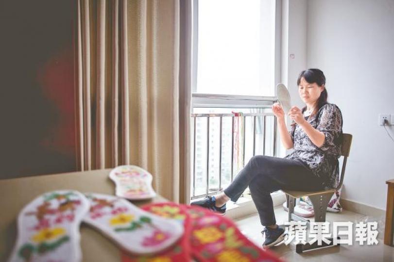 潘女士除了照顧應付高考的兒子,平時也做鞋墊。潘女士做的鞋墊繡了祝福語。 潘女士除了照顧應付高考的兒子,平時也做鞋墊。潘女士做的鞋墊繡了祝福語。