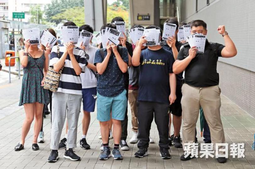 「連登仔」Alvin派傳單行動一呼百應，並在港鐵寶琳站外合照留念。朱永倫攝