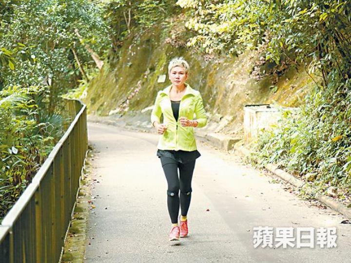 近年愛上跑步的崔嘉寶笑言跑步比濕平更開心。 近年愛上跑步的崔嘉寶笑言跑步比濕平更開心。