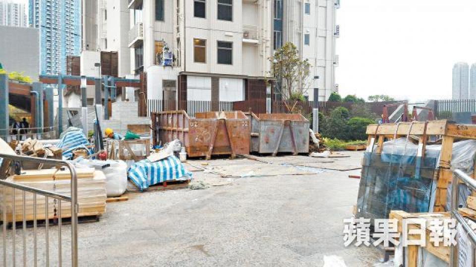 海之戀地基大堂外有多個地盤工地,滿佈建築材料、廢料,環境極不理想。垃圾混雜在建築材料之中。海之戀上月曾嚴重爆屎渠。 海之戀地基大堂外有多個地盤工地,滿佈建築材料、廢料,環境極不理想。垃圾混雜在建築材料之中。海之戀上月曾嚴重爆屎渠。