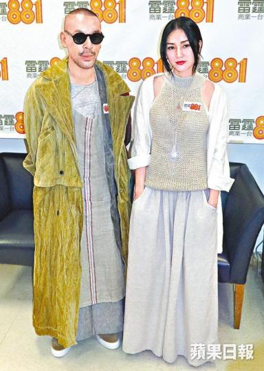 謝安琪與麥浚龍透露在新歌MV中飾演夫妻,更有打鬥戲份。 謝安琪與麥浚龍透露在新歌MV中飾演夫妻,更有打鬥戲份。