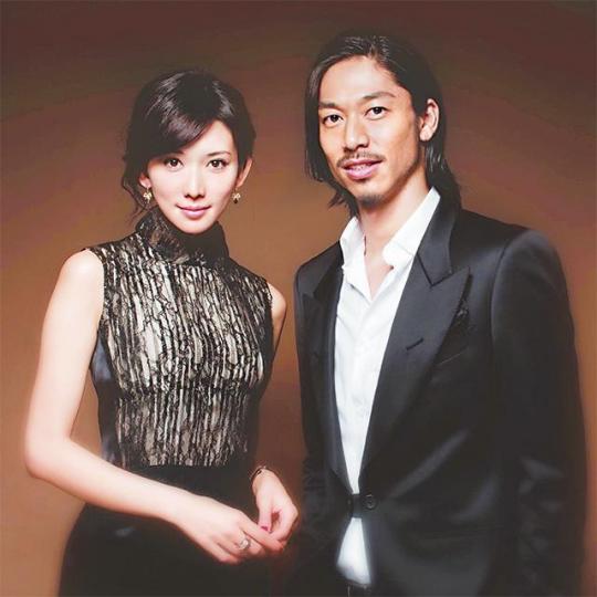 志玲昨日突然宣佈與比她小七歲的EXILE成員AKIRA結婚,兩人昨日已在台北登記。台灣《蘋果新聞網》志玲貼出與老公AKIRA的自拍照公佈喜訊。微博圖片新郎AKIRA是日本天團EXILE成員。互聯網圖片志玲與AKIRA在2011年合演舞台劇《赤壁—愛》相識。資料圖片 志玲昨日突然宣佈與比她小七歲的EXILE成員AKIRA結婚,兩人昨日已在台北登記。台灣《蘋果新聞網》志玲貼出與老公AKIRA的自拍照公佈喜訊。微博圖片新郎AKIRA是日本天團EXILE成員。互聯網圖片志玲與AKIRA在2011年合演舞台劇《赤壁—愛》相識。資料圖片