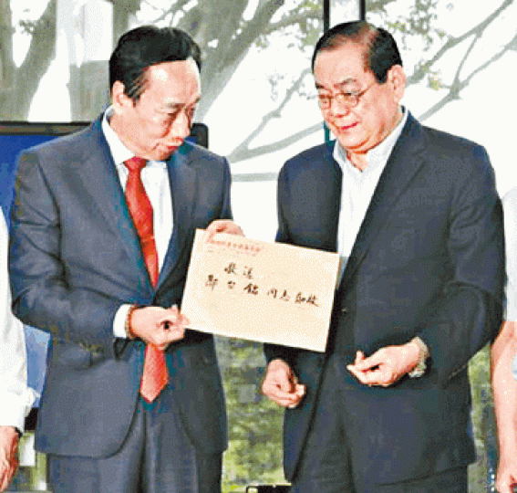 郭台銘（左）昨與國民黨提名協調小組會面。