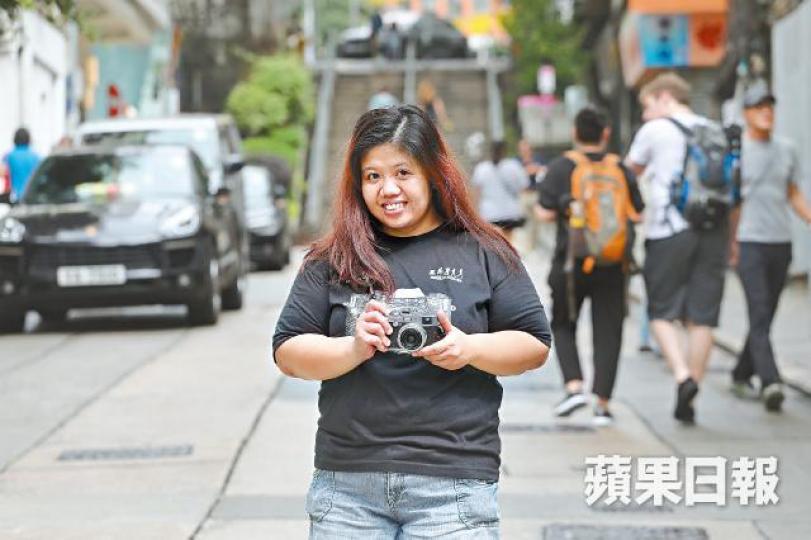 因為家庭經濟壓力的重擔，令Leeh Ann來港當家傭；但沒料到來港後除了工作外，亦讓她重拾攝影的興趣。在泡泡裏的小孩就如Leeh Ann初來港做外傭時的不真實感受，她很想掙脫這個泡泡，回到真實的世界之中。黑是陰影、白是陽光；也是Leeh Ann一路走來、遇上難關然後解決的生命圖案。遮了着眼睛的廚子，讓Leeh Ann想到每個打工仔都要為了生活，把自己的眼睛蒙蔽，才能工作下去。