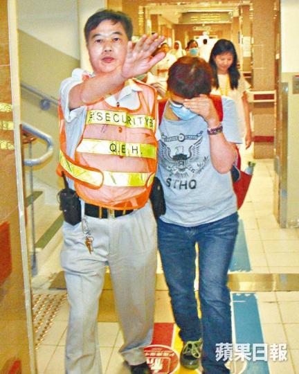 基嫂昨日面容憔悴現身醫院,全程由工作人員護送。攝影:張俊銘基哥生前專演惡人,但在圈中出名是「義氣仔女」。陳慎芝坦言對基哥未受洗感到遺憾,不過基哥仍可舉行基督教喪禮。攝影:陳俊強 基嫂昨日面容憔悴現身醫院,全程由工作人員護送。攝影:張俊銘基哥生前專演惡人,但在圈中出名是「義氣仔女」。陳慎芝坦言對基哥未受洗感到遺憾,不過基哥仍可舉行基督教喪禮。攝影:陳俊強