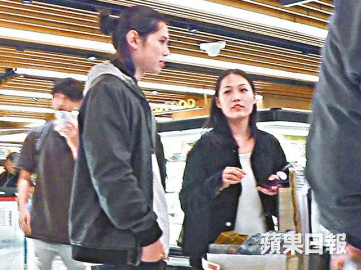 胡智略與霍詠盈在超市購物,結賬時二人有講有笑。胡智略(左)、霍詠盈胡智略與霍詠盈與朋友飯敍時,傾到意猶未盡。 胡智略與霍詠盈在超市購物,結賬時二人有講有笑。胡智略(左)、霍詠盈胡智略與霍詠盈與朋友飯敍時,傾到意猶未盡。