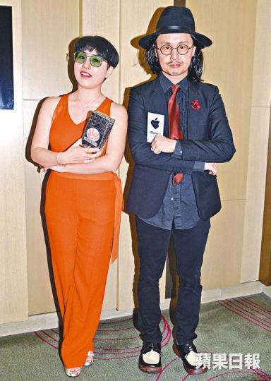 鄭敬基夫婦認為大家如果愛香港,就應該參加後日的遊行。攝影:陳俊強袁嘉敏有留意新聞,表態會身體力行上街發表意見。何婉盈後日因為要湊女,所以會精神上支持遊行。攝影:沈健程龍小菌質疑政府是否聽取民意。 鄭敬基夫婦認為大家如果愛香港,就應該參加後日的遊行。攝影:陳俊強袁嘉敏有留意新聞,表態會身體力行上街發表意見。何婉盈後日因為要湊女,所以會精神上支持遊行。攝影:沈健程龍小菌質疑政府是否聽取民意。