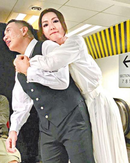 杜汶澤表示很喜歡這張去年演出「毛台劇」時,在後台跟太太的合照。互聯網圖片 杜汶澤表示很喜歡這張去年演出「毛台劇」時,在後台跟太太的合照。互聯網圖片