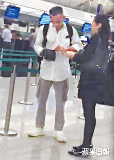 洗米華到香港機場出發倫敦,全程沒有笑容。讀者提供圖片洗米華和Mandy Lieu對上一次被人捕獲,已是上年初到馬爾代夫過元旦。資料圖片洗米華上月底與洗米嫂在澳門慶祝45歲生日。資料圖片 洗米華到香港機場出發倫敦,全程沒有笑容。讀者提供圖片洗米華和Mandy Lieu對上一次被人捕獲,已是上年初到馬爾代夫過元旦。資料圖片洗米華上月底與洗米嫂在澳門慶祝45歲生日。資料圖片