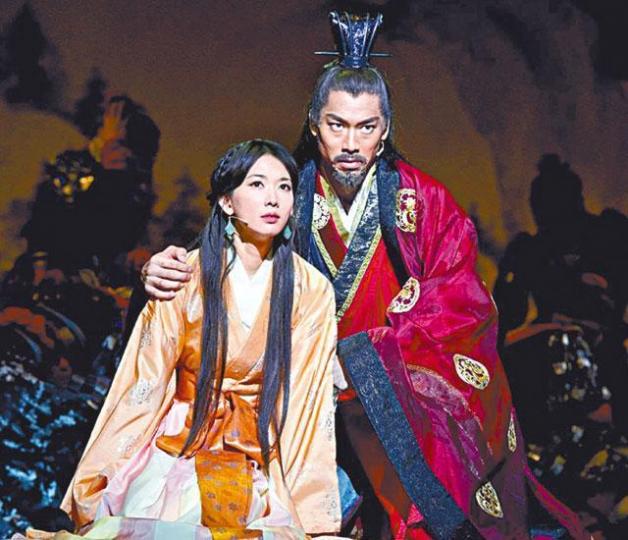 林志玲與老公AKIRA於2011年合作舞台劇《赤壁-愛》而結識。台灣《蘋果新聞網》有網民發現林志玲昨日公佈婚訊的相片中,AKIRA的衣着與早前他接受台灣《蘋果新聞網》訪問時一模一樣。台灣《蘋果新聞網》求學時期的AKIRA已初露星味,不過他曾在節目中自爆當年情路不順。木村與林志玲曾多次合作,昨日木村更在微博留言祝賀她。資料圖片 林志玲與老公AKIRA於2011年合作舞台劇《赤壁-愛》而結識。台灣《蘋果新聞網》有網民發現林志玲昨日公佈婚訊的相片中,AKIRA的衣着與早前他接受台灣《蘋果新聞網》訪問時一模一樣。台灣《蘋果新聞網》求學時期的AKIRA已初露星味,不過他曾在節目中自爆當年情路不順。木村與林志玲曾多次合作,昨日木村更在微博留言祝賀她。資料圖片