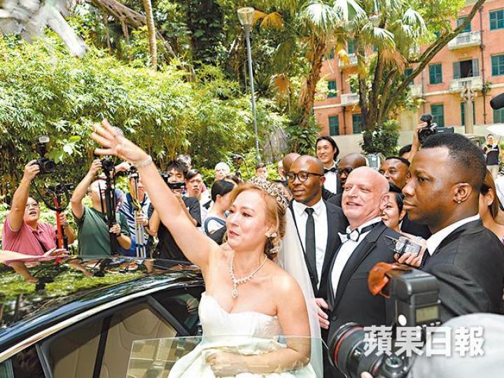 翁靜晶臨上車前才記起要拋花球。何東中學合唱團的成員在婚禮上獻唱詩歌。翁靜晶行禮後與一眾陳百強歌迷會成員合照留念。 翁靜晶臨上車前才記起要拋花球。何東中學合唱團的成員在婚禮上獻唱詩歌。翁靜晶行禮後與一眾陳百強歌迷會成員合照留念。