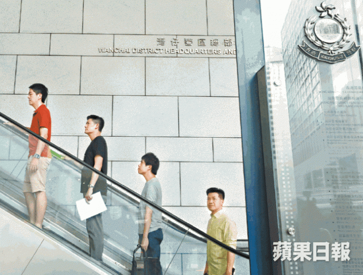 左起：許智峯、譚文豪、鄺俊宇及范國威昨到警察總部報警。李家皓攝