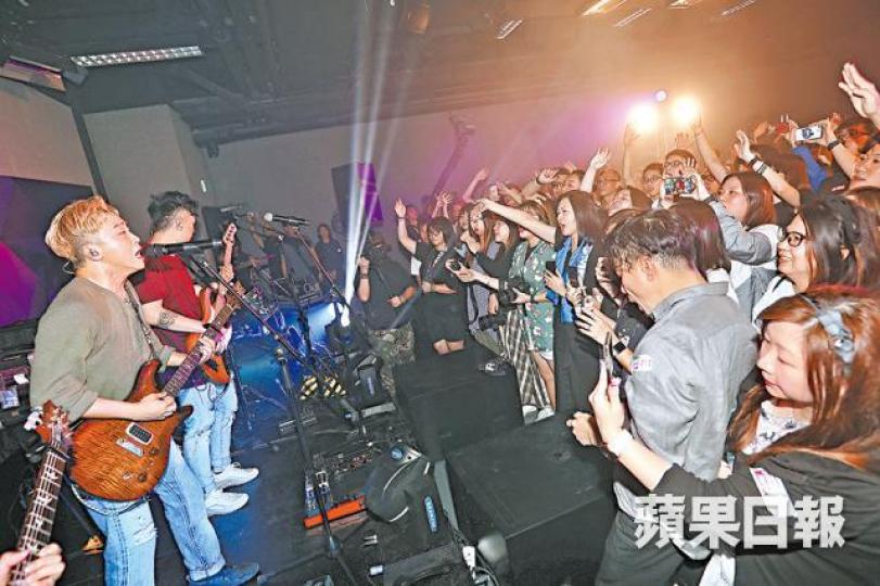 Supper Moment日前現身《蘋果》參加「音樂FAN享會」,與讀者近距離接觸。Supper Moment接受周吉佩(左二)訪問時,自爆在紐約錄歌趣事。Supper Moment親民與粉絲玩自拍。過百位粉絲不但聽到Supper Moment現場獻唱,完場前更大合照。 Supper Moment日前現身《蘋果》參加「音樂FAN享會」,與讀者近距離接觸。Supper Moment接受周吉佩(左二)訪問時,自爆在紐約錄歌趣事。Supper Moment親民與粉絲玩自拍。過百位粉絲不但聽到Supper Moment現場獻唱,完場前更大合照。
