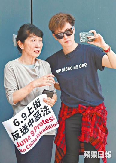 何韻詩昨出席民陣記者會呼籲港人上街，並與毛孟靜合照。董立華攝