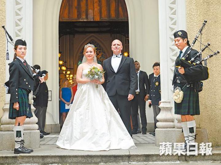 翁靜晶與丈夫何猷彪在教堂再行婚禮,夫妻二人更約定捐身家行善,相當有愛心。翁靜晶蹺着丈夫何猷彪步入教堂時,沿途向賓客展露微笑。新郎何猷彪揭起翁靜晶的頭紗後輕吻新娘,獲全場鼓掌。翁靜晶禮成後到場外草地拍照留念,全程笑到四萬咁口。趙世光兒子趙式慶(右)昨日在婚禮上擔任伴郎。前財爺曾俊華與太太黃蓮華昨日亦有出席婚禮。 翁靜晶與丈夫何猷彪在教堂再行婚禮,夫妻二人更約定捐身家行善,相當有愛心。翁靜晶蹺着丈夫何猷彪步入教堂時,沿途向賓客展露微笑。新郎何猷彪揭起翁靜晶的頭紗後輕吻新娘,獲全場鼓掌。翁靜晶禮成後到場外草地拍照留念,全程笑到四萬咁口。趙世光兒子趙式慶(右)昨日在婚禮上擔任伴郎。前財爺曾俊華與太太黃蓮華昨日亦有出席婚禮。