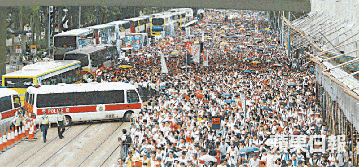 103萬人反送中大遊行尾聲，大批市民聚集在金鐘夏愨道一帶。夏家朗攝
