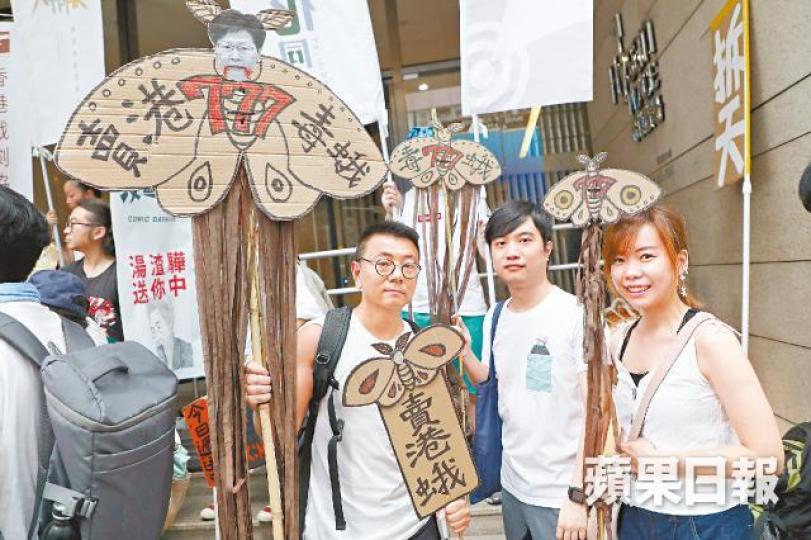 藝術家三木（左）用膠桶和紙皮自製鼓，遊行時為示威者打氣。
