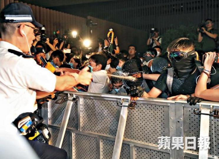 警方多次向示威者施放胡椒噴霧。
