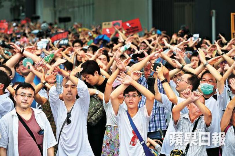 一批到達政總的遊行人士舉起交叉手勢，向惡法說不。謝榮耀攝
