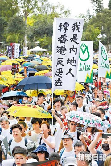 有內地人昨高舉標語，開宗明義反對送中惡法。朱永倫攝
