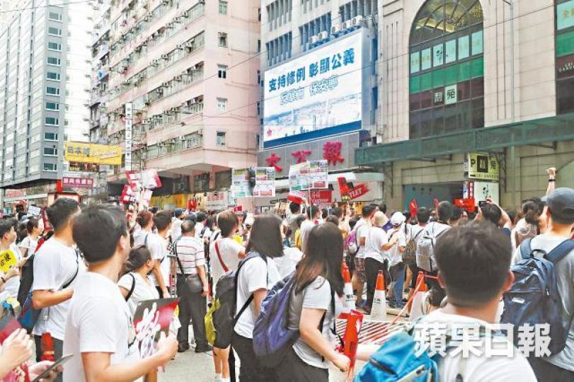 遊行市民昨日途經灣仔時均向《大公報》廣告屏幕喝倒采。

