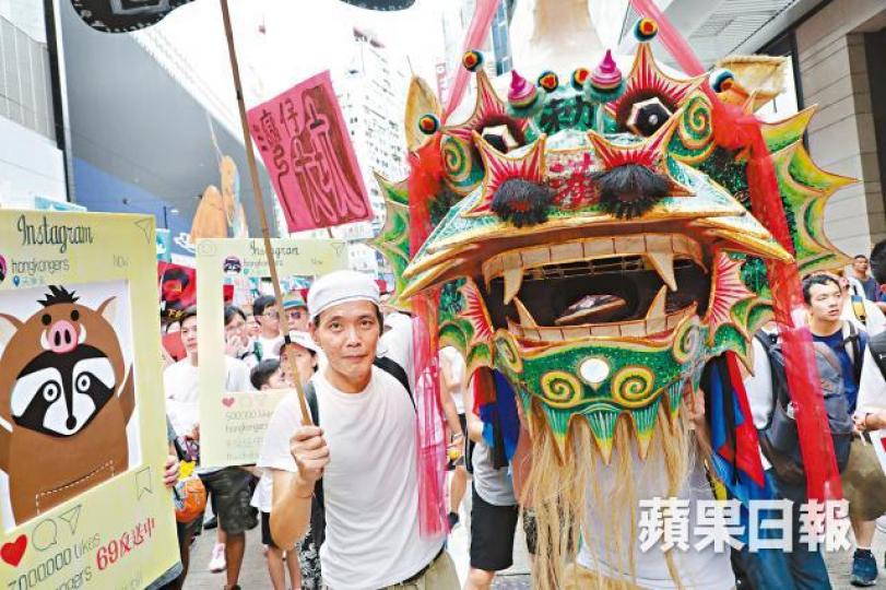 江先生用木板自製「刑具」，遊行期間一直背着。易仰民攝
