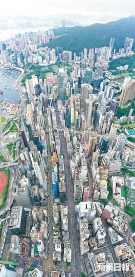 市民由維園起步，從銅鑼灣慢慢步向灣仔。

