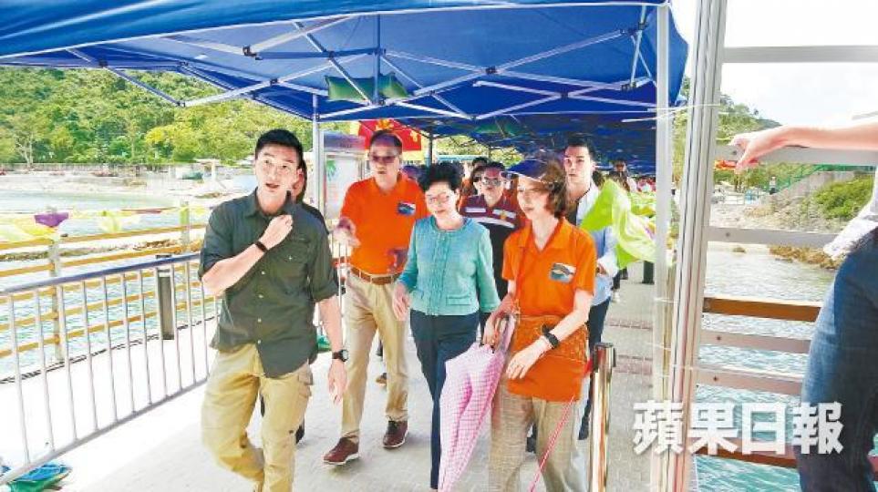 特首林鄭月娥昨出席多項活動，其間拒回應記者提問。
