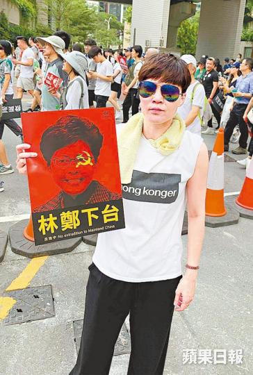 陳詩慧昨日置身遊行隊伍,對於港人團結超級感動。互聯網圖片
陳詩慧昨日置身遊行隊伍,對於港人團結超級感動。互聯網圖片