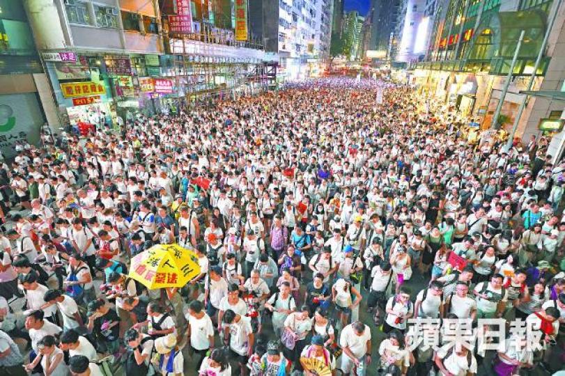 Elena（左二）批評特首林鄭月娥態度傲慢，故首次上街表達不滿。
