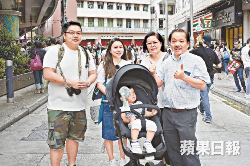 阿瑋不惜延遲重開店舖，昨在門上貼出休息告示，拉大隊遊行。
