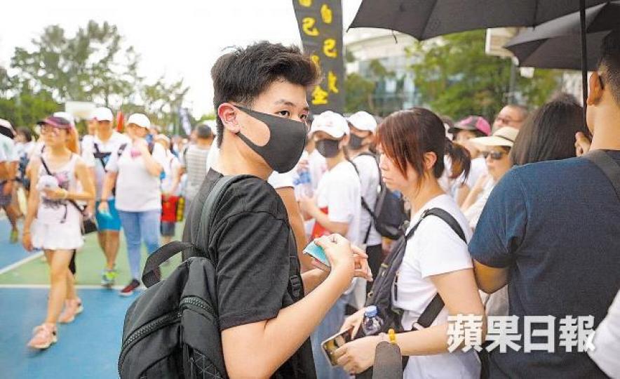 Ricky受訪期間，一名女親友上前帶走他。
