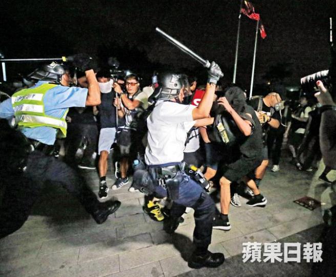 有警員受傷由同袍扶離現場等候救援。
