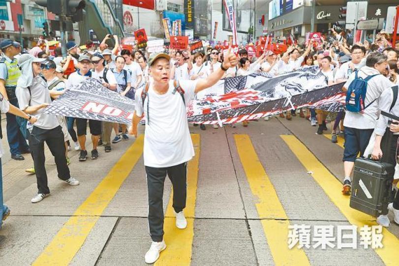 李柱銘手持橫額在烈日下高呼口號反對惡法。
