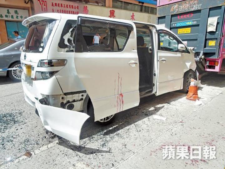 事主手部被斬傷送院救治。梁瑞帆攝
